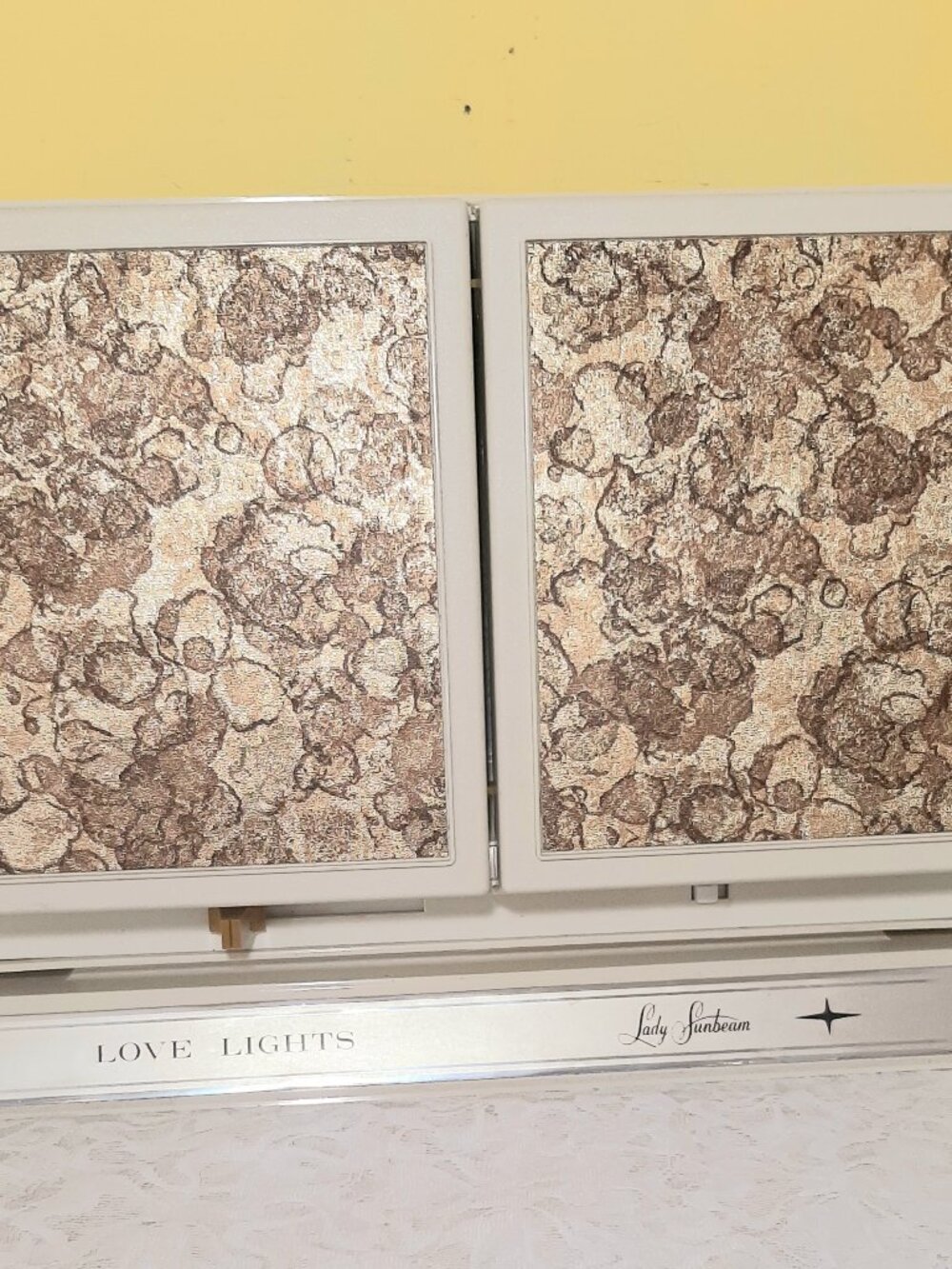 CLASSIC Lady Sunbeam "LOVE LIGHTS" Makeup Mirror. Faux Marble Doors.